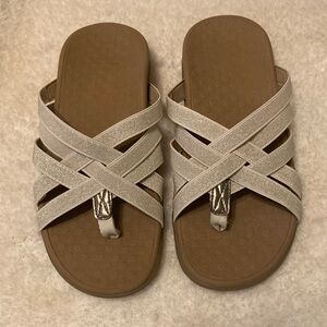 Vionic cute straps cream and gold specks size 7 sandals in excellent condition